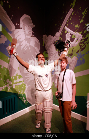 Garçon posant à côté de la statue de cire de star sports Sachin Tendulkar au musée Madame Tussauds Banque D'Images