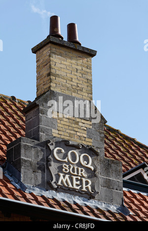 Cheminée avec lettrage Coq sur Mer, station de tramway construit dans un style Art Nouveau, De Haan, West-vlaanderen, Belgique, Europe Banque D'Images