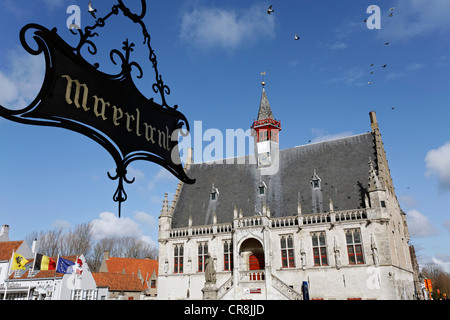 Hôtel de ville historique et d'un mémorial à Jacob van Maerlant, Grote Markt, Damme, Flandre occidentale, Belgique, Europe Banque D'Images