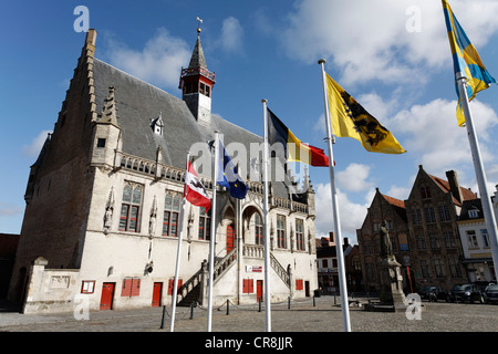 Hôtel de ville historique et d'un mémorial à Jacob van Maerlant, Grote Markt, Damme, Flandre occidentale, Belgique, Europe Banque D'Images