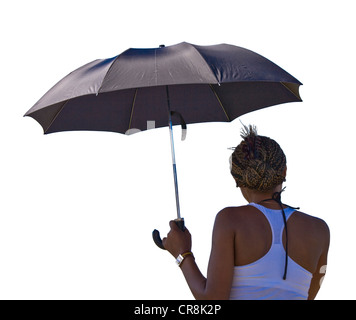 Vue arrière du jeune femme noire elle-même ombrage du soleil sous un parapluie noir Banque D'Images