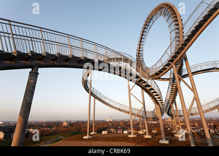 Tiger & Turtle - Magic Mountain sculpture, monument, à marcher dans la sculpture, Angerpark en forme de montagnes russes, Duisburg Banque D'Images