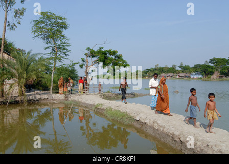 Le Bangladesh , Kalabogi Shibsha au village de la rivière à proximité du golfe du Bengale, les peuples sont plus touchés par le changement climatique Banque D'Images