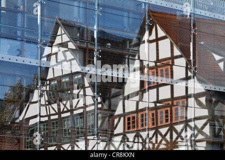 Maisons à colombages reflètent dans une façade en verre moderne, Benediktplatz Square, centre historique d'Erfurt, Thuringe Banque D'Images