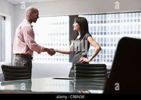 Deux business colleagues shaking hands Banque D'Images