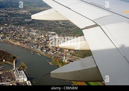 Avion de ligne survolant le Rhin et la ville industrielle de Leverkusen, Rhénanie, Allemagne Banque D'Images