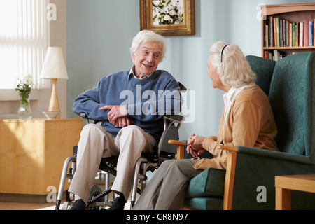 Senior couple in care home, l'homme en fauteuil roulant Banque D'Images