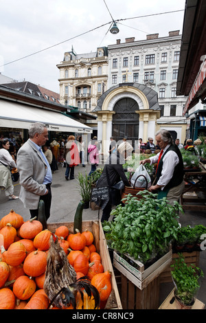 Échoppe de marché offrant des légumes et fines herbes, marché Naschmarkt, Wienzeile street, Vienne, Autriche, Europe Banque D'Images