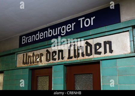 Porte de Brandebourg S-Bahn station Affichage des anciennes signer avec l'ancien nom "Unter den Linden", quartier Mitte, Berlin, Germany, Europe Banque D'Images