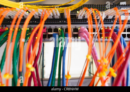 Les câbles dans la salle serveur Banque D'Images