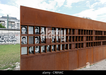 'Fenster des Gedenkens', 'Fenêtre' du souvenir pour les victimes de la Mémorial du Mur de Berlin, Bernauer Strasse, quartier Mitte Banque D'Images