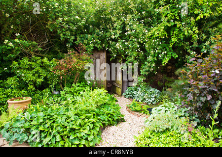 Jardin de la cour en déplaçant des espaces de RHS Chelsea 2007, maintenant au Littlecote Manor dans le Berkshire, Angleterre, Royaume-Uni. Gagné Silver-Gilt. Banque D'Images