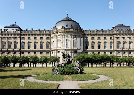 Résidence de Wurtzbourg, côté sud avec cour intérieure, fontaine Basse Franconie, Bavière, Allemagne, Europe Banque D'Images