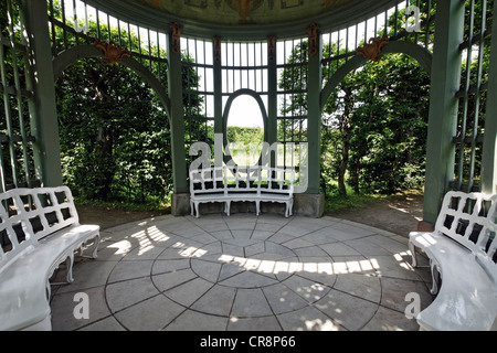 Le pavillon historique de bancs et d'une fenêtre en forme d'ovale, Rococo Gardens, château Schloss Veitshoechheim, Basse-franconie Banque D'Images