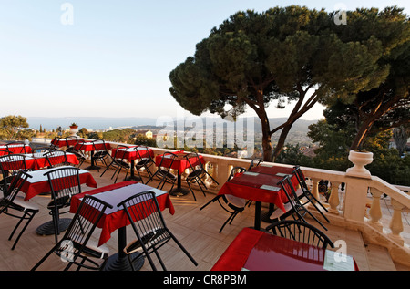 Restaurant en plein air avec un pin dans la lumière du matin, vue sur les îles d'Hyères, Le Grand Hôtel de Bormes-les-Mimosas Banque D'Images