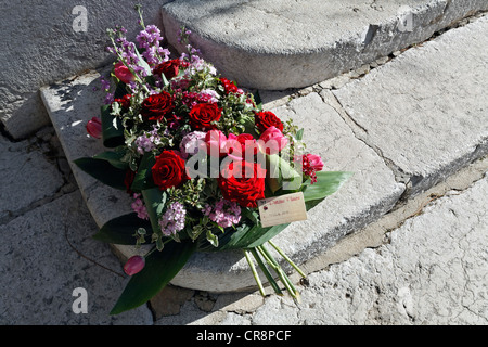 Bouquet de fleurs situées sur de vieux escaliers en pierre, Bormes-les-Mimosas, Région Provence-Alpes-Côte d'Azur, France, Europe Banque D'Images