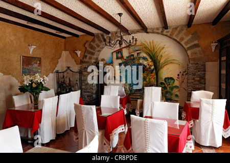 Salle de petit-déjeuner décorée avec des chaises, housses de chaises, Le Grand Hôtel de Bormes-les-Mimosas hôtel, Région Provence-Alpes-Côte d'Azur Banque D'Images