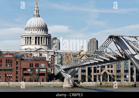 Millennium Bridge vers la Cathédrale St Paul, moderne passerelle au-dessus de la Tamise, Londres, Angleterre, Royaume-Uni Banque D'Images