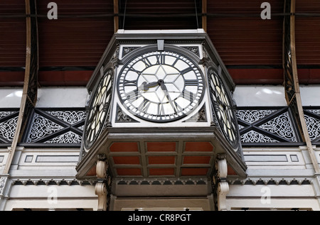La station historique horloge dans le hall principal, de la gare de Paddington, Londres, Angleterre, Royaume-Uni, Europe Banque D'Images