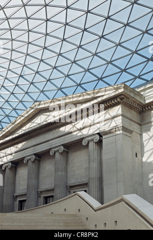 Grande cour, cour intérieure avec toit en dôme moderne de verre et d'acier, de la construction, British Museum, Londres, Angleterre Banque D'Images