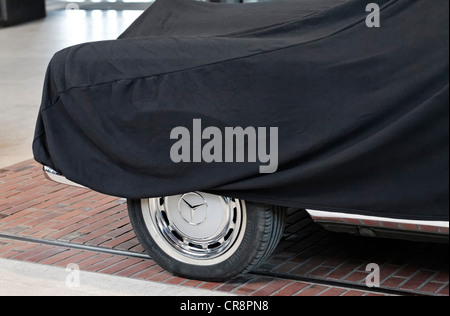 Mercedes vintage car recouvert d'un tissu noir avec une roue visible, Meilenwerk de Düsseldorf, Düsseldorf Banque D'Images