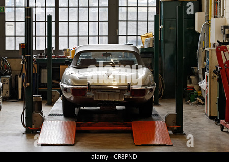 Jaguar Type E sur un élévateur, vintage car atelier, Meilenwerk de Düsseldorf, Düsseldorf, Rhénanie du Nord-Westphalie, Allemagne, Europe Banque D'Images