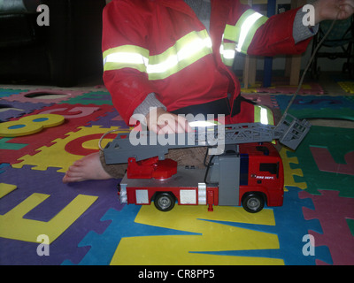 Enfant jouant à incendie salle de jeux jouets Banque D'Images