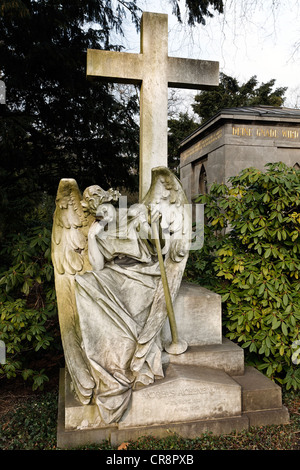 La figure d'un ange deuil en face d'une croix, tombe pour la sculpture historique peintre Andreas Achenbach Banque D'Images