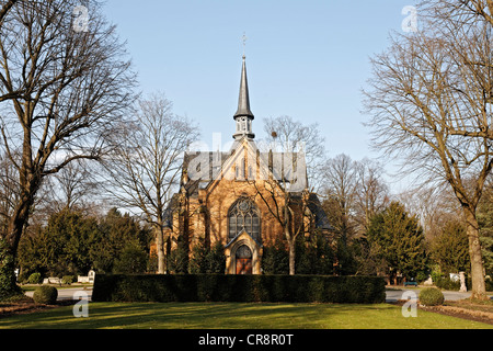 Chapelle du cimetière construit dans un style néo-gothique, cimetière Nordfriedhof, Düsseldorf, Rhénanie du Nord-Westphalie, Allemagne, Europe Banque D'Images