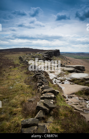 Stanage Edge dans le Peak District. Le plus long bord pierre meulière en Angleterre. Près de Hathersage, Derbyshire, Royaume-Uni Banque D'Images