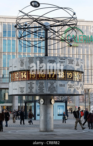 L'Horloge universelle Urania sur la place Alexanderplatz, Mitte, Berlin, Germany, Europe Banque D'Images