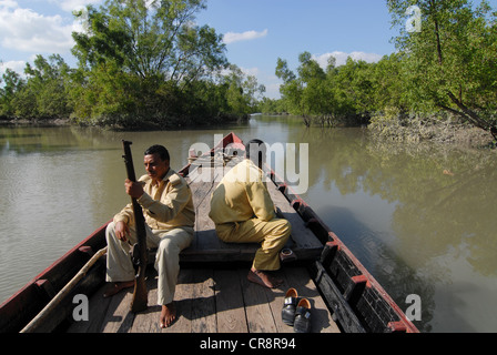 L'Asie du Sud Bangladesh , patrouiller dans les mangroves des Sundarbans protégé Parc national classé au patrimoine mondial de l'UNESCO Banque D'Images