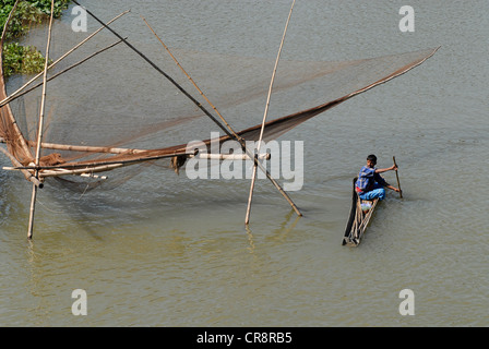 L'Asie du Sud Bangladesh Khulna, pêcheur pêcher avec filet de pêche Banque D'Images