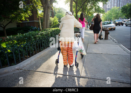 Une femme âgée avec sa marchette dans le quartier de Chelsea à New York, le jeudi 14 juin, 2012. (© Richard B. Levine) Banque D'Images