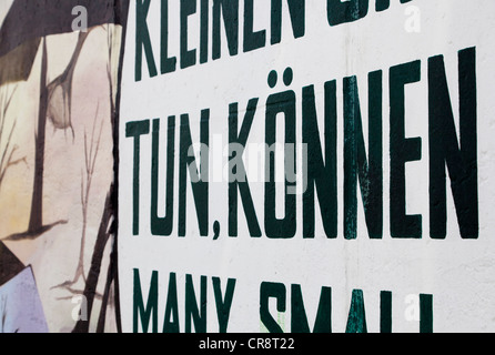 Le lettrage sur reste du mur de Berlin dans l'East Side Gallery à Berlin, Germany, Europe Banque D'Images