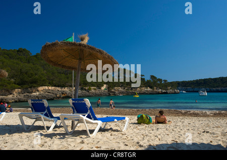 Transats sur la plage, Cala Mondrago, Majorque, Îles Baléares, Espagne, Europe Banque D'Images