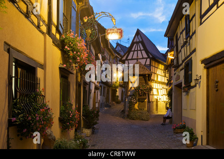 Ruelle avec ses maisons à colombages à Eguisheim, Alsace, France, Europe Banque D'Images