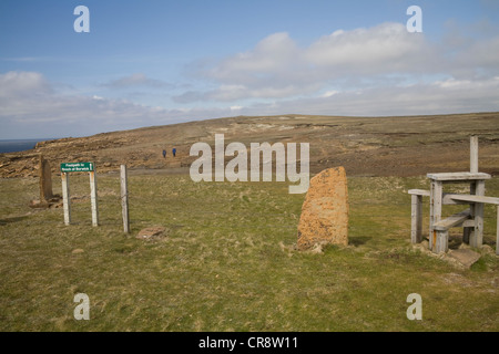 Orcades Yesnaby continentale de l'Ouest mai deux marcheurs sur sentier public de Broch de Borwick le long de la côte Banque D'Images