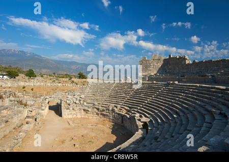 Amphithéâtre et pilier de tombeaux, Xanthos, Lycie, côte sud, Turquie Banque D'Images