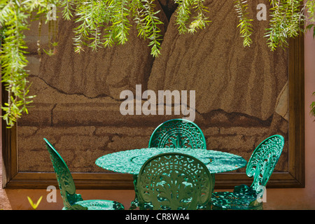Table en fonte et une chaise dans le jardin, La Havane, Cuba Banque D'Images