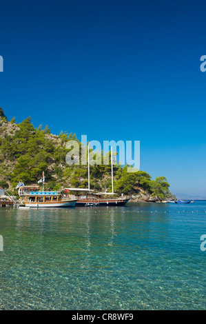 Des bateaux d'excursion de la colline Club à Fethiye, Turquie, Côte égéenne turque Banque D'Images