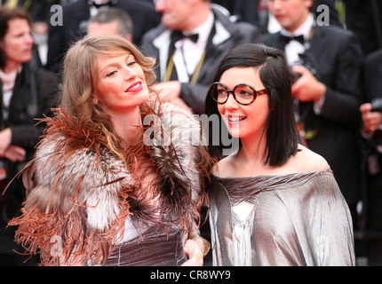 Chanteurs Sylvie Hoarau et Aurélie Saada du duo musical folklorique française Brigitte arrivant au Festival de Cannes Banque D'Images