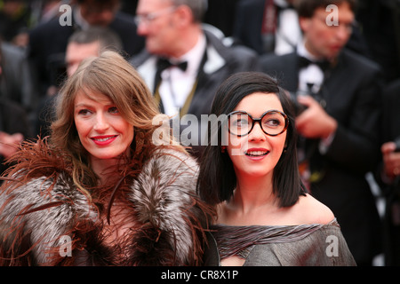 Chanteurs Sylvie Hoarau et Aurélie Saada du duo musical folklorique française Brigitte arrivant au Festival de Cannes Banque D'Images