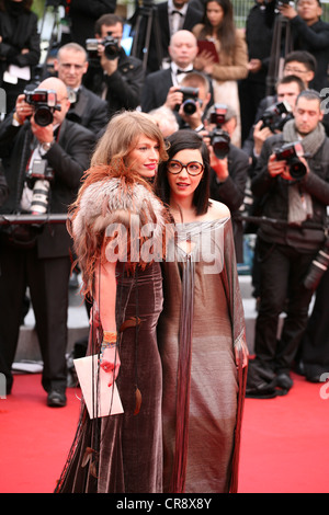 Chanteurs Sylvie Hoarau et Aurélie Saada du duo musical folklorique française Brigitte arrivant au Festival de Cannes Banque D'Images