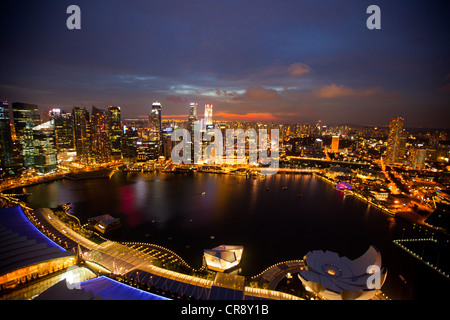 Vue de Singapour de Marina Bay hotel pavillon dans la nuit. Banque D'Images