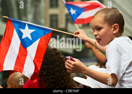 Jeune garçon waving flag de Puerto Rico au cours de Puerto Rican Day Parade à New York City, 2012 Banque D'Images