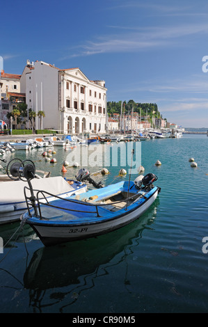 Bateau dans le port de Piran, Slovénie, Europe Banque D'Images