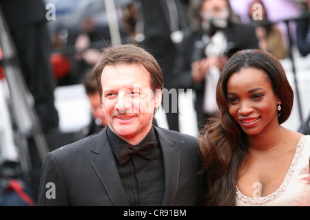 Samuel Le Bihan et sa femme Daniela arrivant à la Vous n'avez encore rien vu à la projection de gala 65e Festival de Cannes Banque D'Images