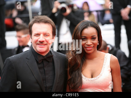 Samuel Le Bihan et sa femme Daniela arrivant à la Vous n'avez encore rien vu à la projection de gala 65e Festival de Cannes Banque D'Images