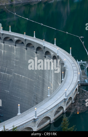 Diablo Barrage, deuxième des trois barrages sur la partie supérieure de la gorge de la rivière Skagit qui assure l'alimentation de la ville de Seattle, Washington. Banque D'Images